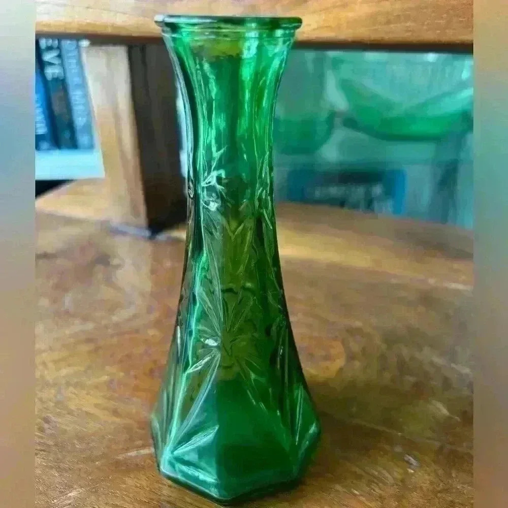 Small green Hoosier glass bud vase / propogation vase